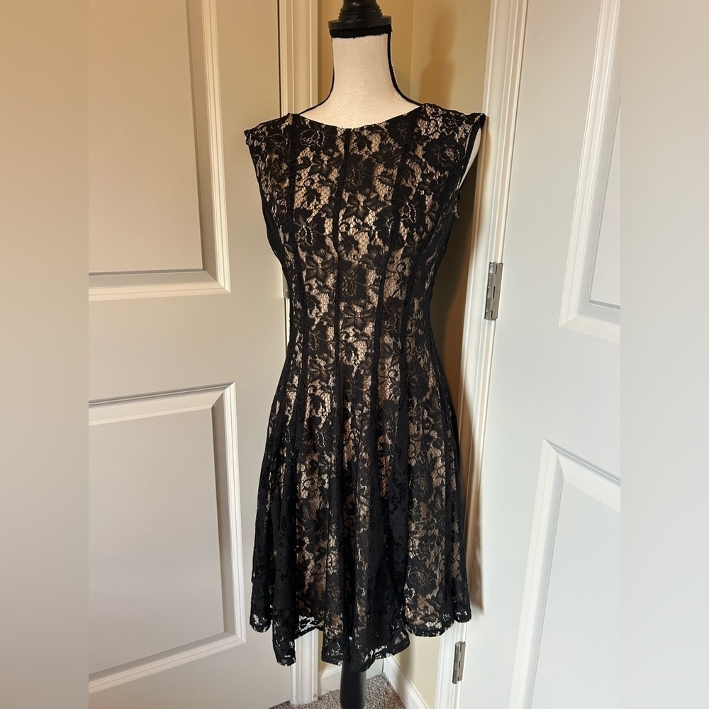 Elegant Black Lace high neck sleeveless Dress - Picture 2 of 6